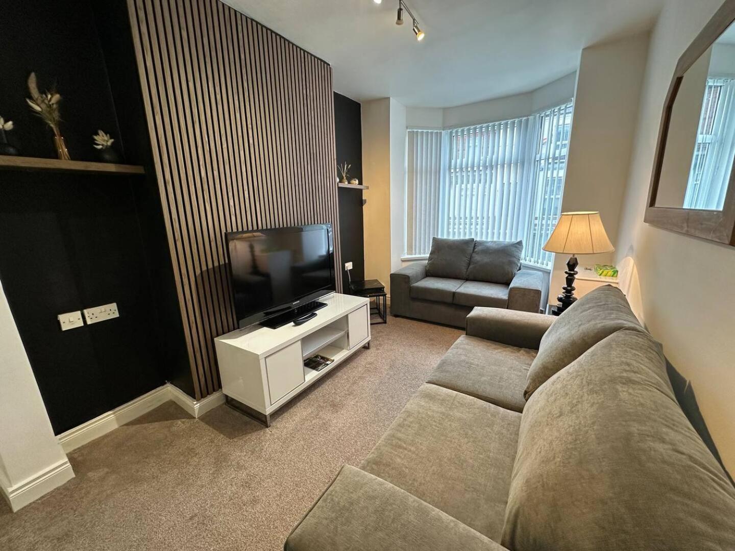 Villa 2Br Stylish Ormeau Road House Belfast Exterior foto