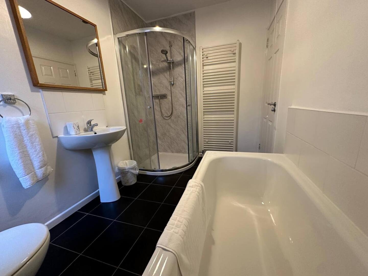 Villa 2Br Stylish Ormeau Road House Belfast Exterior foto